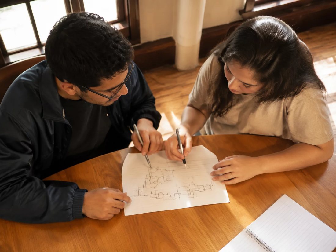 Colegas relendo no tablet as anotações da rodada anterior